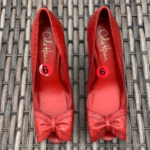 COLE Haan Nike Air Red Paisley Embossed Peep Toe Pumps with Bow - Picture 1 of 16